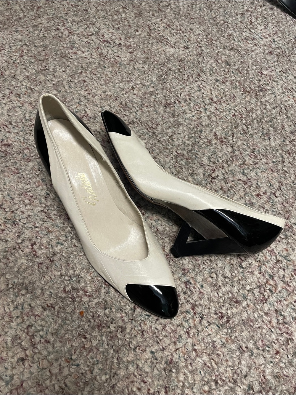 Vintage 80s/90s leather cut out heel black/white pumps